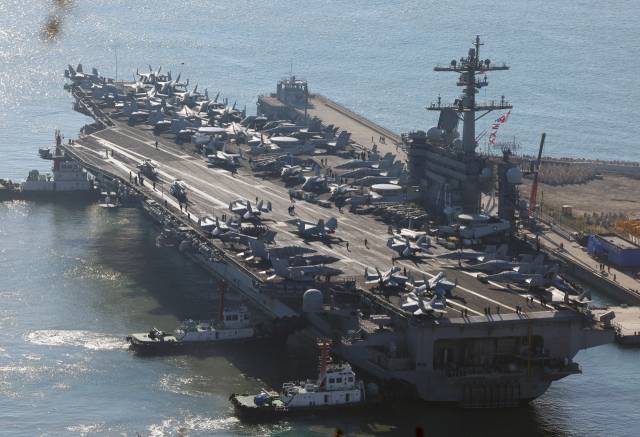 미국의 니미츠급 핵추진 항공모함 칼빈슨함(CVN)이 부산작전기지에 입항하고 있다. 연합뉴스