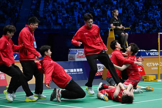 안방에서 수디르만컵 우승을 확정하며 감격해 하는 중국 배드민턴 대표팀. AFP연합뉴스