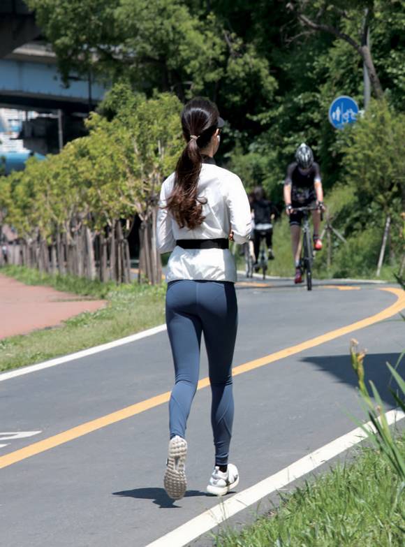 심장 혈관 건강을 지키는 가장 효과적인 방법 중 하나는 걷기·조깅·자전거 타기·속보·수영 등 유산소운동을 일상 속에서 규칙적으로 실천하는 것이다. ⓒ시사저널 이종현