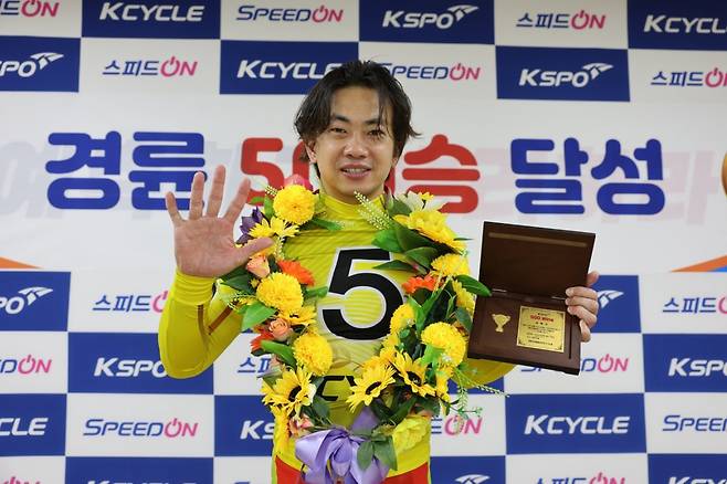 5월 3일 광명스피돔 18회차 2일차 15경주에서 승리하며 역대 최단 통산 500승을 기록한 정종진이 500승 기념패를 받고 포즈를 취하고 있다             사진제공 ｜국민체육진흥공단