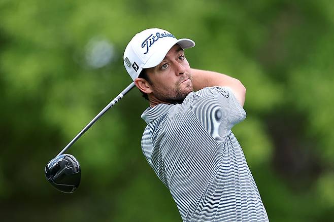 데이비스 라일리가 CJ컵 바이런 넬슨 2라운드 잔여경기중 거리측정기 부정사용을 자진신고하고 2벌타를 받았다. 지난달 마스터스에서 샷을 하고 있는 라일리. ｜게티이미지