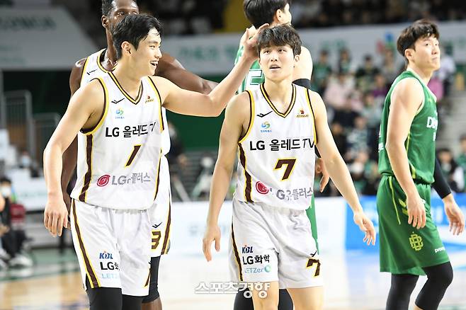창원 LG 유기상과 양준석. KBL 제공