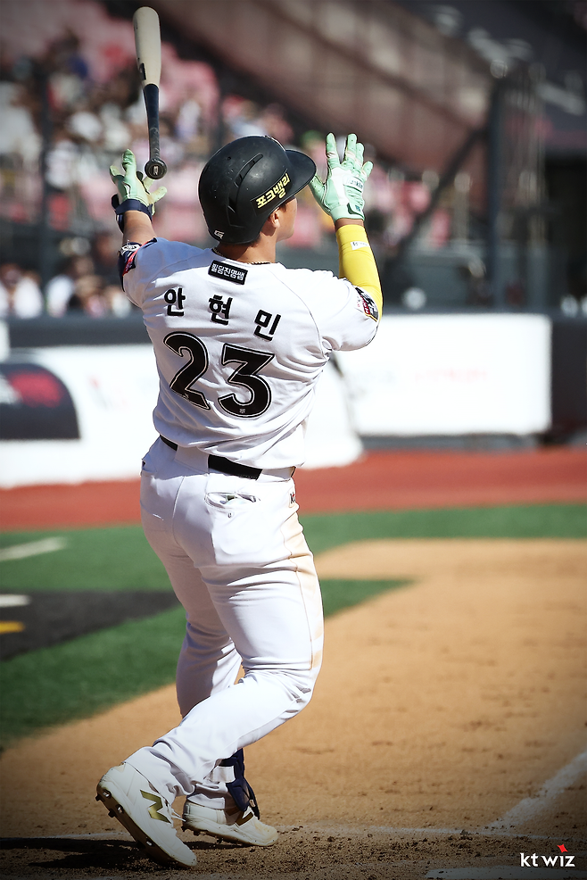 KT 안현민이 4일 수원 키움전에서 역전 투런포를 터트리고 있다. KT 위즈 제공