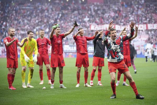 ▲ 바이에른 뮌헨이 김민재가 빠진 라이프치히전에서 극장골을 내주며 3-3으로 비겨 독일 분데스리가 우승 확정에 실패했다. 에릭 다이어가 선발로 나서 자동문 수비를 보여줬다. ⓒ연합뉴스/AP