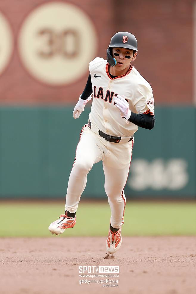 ▲ 샌프란시스코 자이언츠 한국인 빅리거 이정후가 2루를 돌아 3루로 향하고 있다.