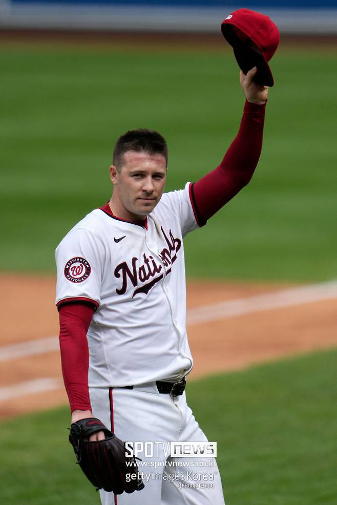 ▲ 코빈은 6년 1억4000만 달러에 워싱턴과 계약했으나 기대만큼의 활약을 하지는 못했다. 다만 부상 없이 6년간 꾸준히 선발 로테이션을 지킨 공로는 인정받았다. 워싱턴에서의 마지막 경기 당시 팬들의 박수에 답례하는 패트릭 코빈
