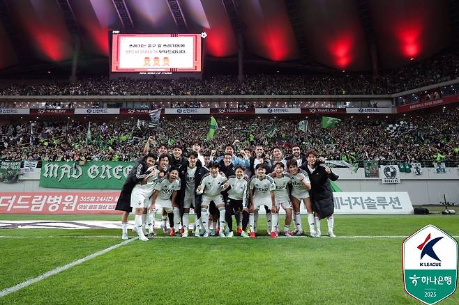 전북 현대 선수들이 승리 후 서울월드컵경기장에서 기념 촬영을 하고 있다. /사진=한국프로축구연맹 제공