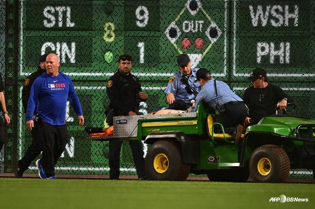 관람석에서 떨어진 피츠버그 팬이 후송되고 있다. /AFPBBNews=뉴스1