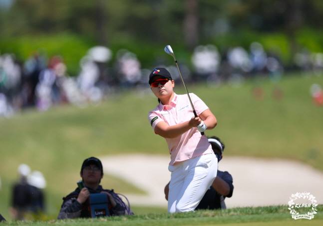 홍정민이 어프로치샷을 시도하고 있다. /사진=KLPGT 제공