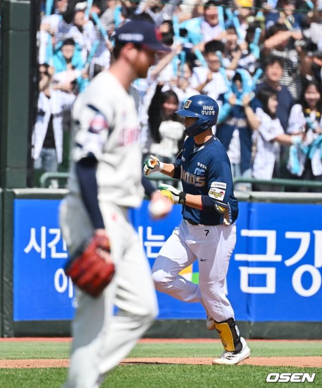 롯데 찰리 반즈(왼쪽)가 4일 사직 NC전에서 3회 권희동에게 홈런을 맞았다.