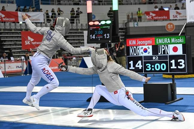 김정미(왼쪽)과 에무라의 16강전  모습/사진=국제펜싱연맹
