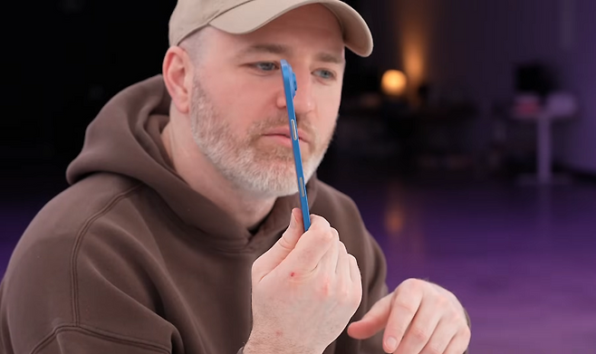 애플이 가장 얇은 아이폰 '아이폰17 에어'를 출시할 거란 전망이 나온다. 사진은 유튜브 채널 '언박스 테라피'에서 공개한 아이폰17 에어의 모형.[사진 | 언박스 테라피 제공]