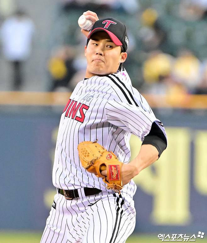 26일 오후 서울 송파구 잠실야구장에서 열린 '2025 신한 SOL Bank KBO리그' 한화 이글스와 LG 트윈스의 경기, 1회초 LG 선발투수 임찬규가 공을 힘차게 던지고 있다. 엑스포츠뉴스 DB