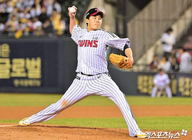 26일 오후 서울 송파구 잠실야구장에서 열린 '2025 신한 SOL Bank KBO리그' 한화 이글스와 LG 트윈스의 경기, 6회초 LG 임찬규가 공을 힘차게 던지고 있다. 엑스포츠뉴스 DB