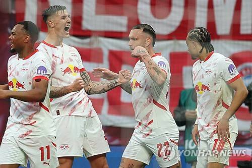 바이에른 뮌헨은 3일(한국시간) 독일 라이프치히에 위치한 레드불 아레나에서 열린 RB라이프치히와의 2024-25시즌 분데스리가 32라운드 원정 경기에서 3-3 무승부를 거뒀다. 이날 뮌헨은 전반전에 2골을 실점했지만 후반전에 3골을 터트리며 역전에 성공했다. 그러나 경기 종료를 앞두고 동점골을 허욜해 3-3 무승부로 경기를 마무리했다. 그러나 뮌헨은 여전히 분데스리가 우승이 매우 유력해 김민재와 해리 케인의 분데스리가 우승이 사실상 확정됐다. 연합뉴스