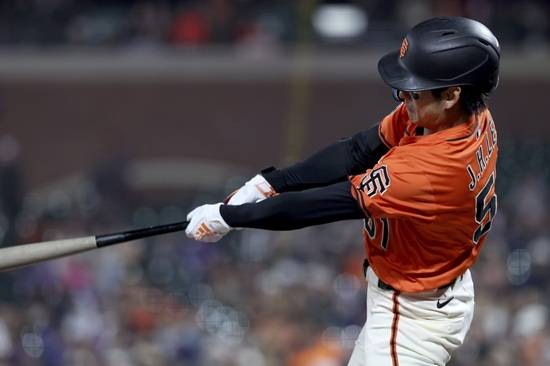 미국 메이저리그 샌프란시스코 자이언츠의 이정후가 4일(한국시간) 미국&nbsp;캘리포니아주 샌프란시스코의 오라클 파크에서 열린 2025 메이저리그 콜로라도 로키스와의 홈 경기에 3번타자 겸 중견수로 선발출전, 4타수 1안타 1타점 1득점을 기록하고 팀 역전승에 기여했다. 사진 연합뉴스