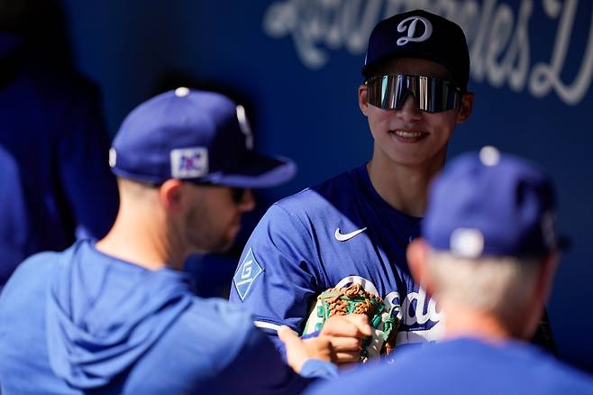 미국 메이저리그 LA 다저스의 김혜성이 4일(한국시간)  미국 조지아 애틀랜타의 트루이스트 파크에서 열린 2025 메이저리그 애틀랜타 브레이브스와의 원정 경기에 9회말 대수비로 출전, 1이닝을 소화했다. 역대 28번째 코리안 빅리거로 이름을 올리고 메이저리그 데뷔전을 성공적으로 마쳤다. 사진 연합뉴스
