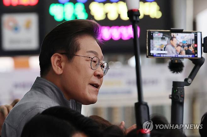 강원 도민들에게 지지 호소하는 이재명 후보 (양양=연합뉴스) 김주성 기자 = 더불어민주당 이재명 대선 후보가 '골목골목 경청투어' 사흘째인 3일 강원도 양양군 양양시장에서 도민들에게 지지를 호소하고 있다. 2025.5.3 utzza@yna.co.kr