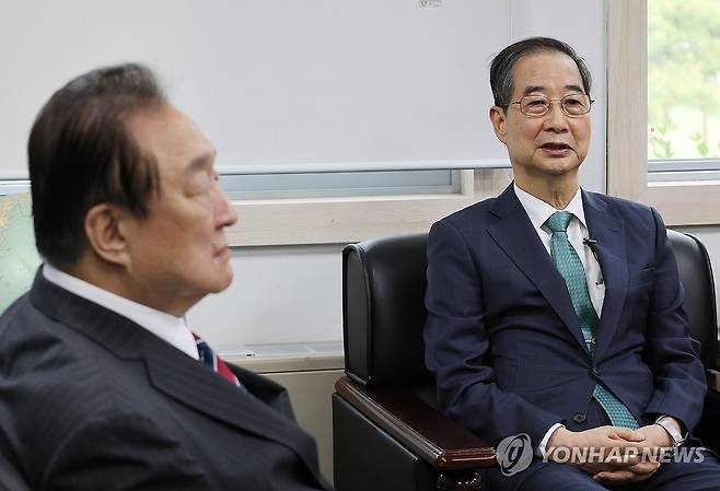 정대철 헌정회장 만난 한덕수 전 총리 (서울=연합뉴스) 이정훈 기자 = 3일 서울 여의도 국회 헌정기념관을 찾은 한덕수 전 국무총리가 발언하고 있다. 왼쪽은 정대철 헌정회장. 2025.5.3 uwg806@yna.co.kr