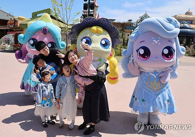 인기 캐릭터 티니핑과 '한 컷' (부산=연합뉴스) 강선배 기자 = 28일 부산 기장군 롯데월드 어드벤처 부산을 찾은 한 가족이 인기 캐릭터 '티니핑'과 기념사진을 찍고 있다.
    롯데월드는 오는 6월8일까지 SAMG엔터의 IP 캐릭터 '캐치! 티니핑'과의 협업을 통한 봄축제를 진행한다. 2025.4.28 sbkang@yna.co.kr