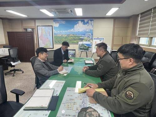 육군 제3군단과 협의 중인 강원 고성군 [강원 고성군 제공. 재판매 및 DB 금지]