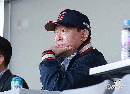 신동빈 롯데그룹 회장, 잠실구장 방문…올 시즌 첫 '직관'