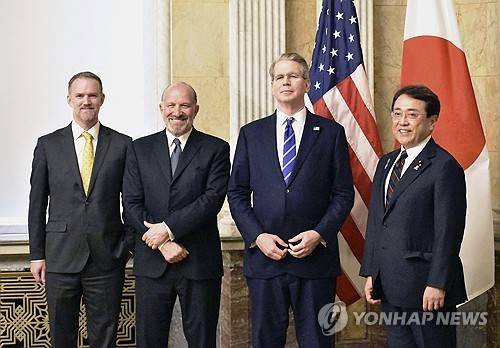 미일, 워싱턴서 2차 관세 협상 (워싱턴 교도=연합뉴스) 1일(현지시간) 미국 워싱턴DC에서 열린 미국과 일본 간 2차 관세 협상에서 양국 참가자들이 기념 촬영에 응하고 있다.