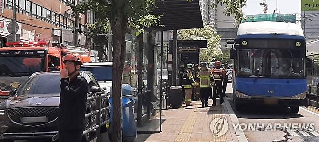 서울 구로구 개봉동에서 시내버스 3중 추돌 사고 (서울=연합뉴스) 4일 오전 10시께 서울 구로구 경인중학교-개봉사거리 버스 정류장에서 시내버스 3중 추돌사고가 발생해 출동한 소방대원들이 승객들을 구조하고 있다. 2025.5.4 
    [독자 윤재영 씨 제공. 재판매 및 DB 금지] hkmpooh@yna.co.kr