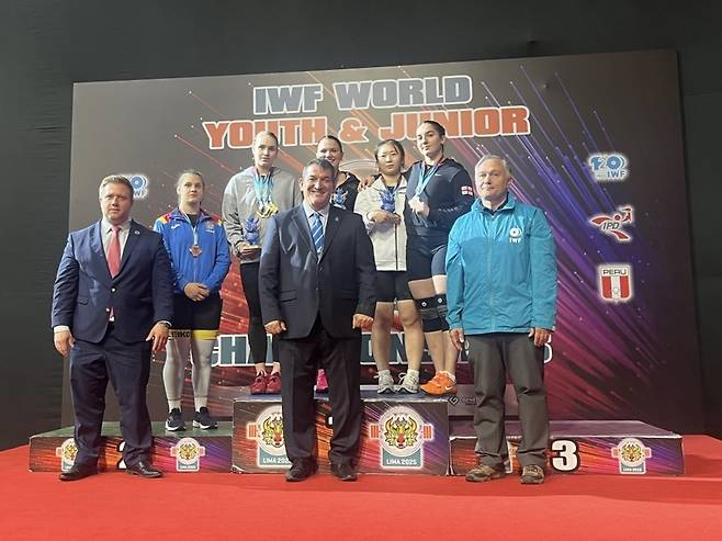 2025 세계주니어역도선수권 여자 76㎏급 3위를 한 전희수(뒷 줄 오른쪽 두 번째) [대한역도연맹 제공. 재판매 및 DB금지]