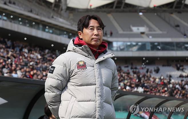 경기 시작 기다리는 김기동 감독 (서울=연합뉴스) 김성민 기자 = 3일 서울 마포구 서울월드컵경기장에서 열린  하나은행 K리그1 2025 FC서울과 김천 상무의 경기. 서울 김기동 감독이 경기 시작을 기다리고 있다.  2025.3.3 ksm7976@yna.co.kr