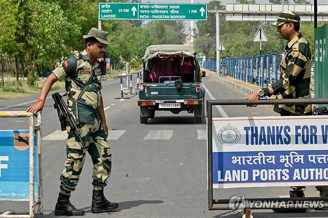 인도-파키스탄 국경 근처 인도군 병력 지난 3일(현지시간) 인도와 파키스탄이 국경을 맞댄 인도 북서부 와가 국경 검문소의 인도국경수비대(BSF) 병력. 2025.05.04
[AFP 연합뉴스 자료사진. 재판매 및 DB 금지]