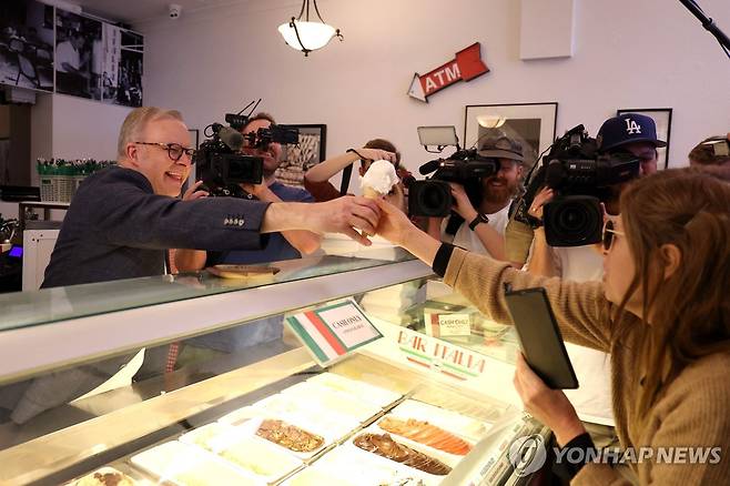 총선 압승 앨버니지 호주 총리 (시드니 AFP=연합뉴스) 총선 승리 다음 날인 4일(현지시간) 오전 호주 시드니의 단골 카페를 방문한 앤서니 앨버니지 호주 총리(왼쪽)가 고객에게 아이스크림을 나눠주고 있다. 2025.05.04
