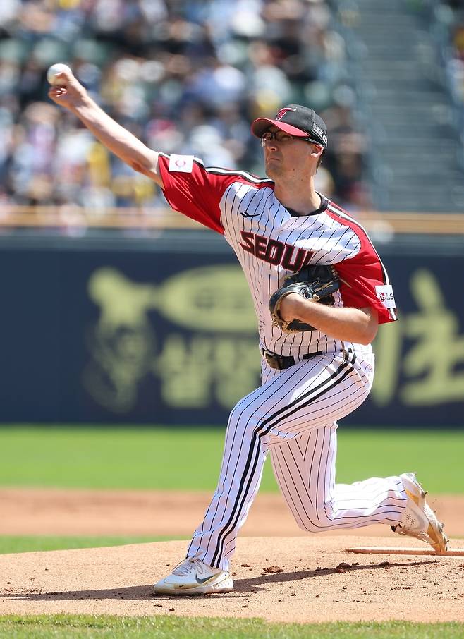 역투하는 코엔 윈 (서울=연합뉴스) 코엔 윈이 4일 서울 잠실구장에서 열린 프로야구 SSG와 홈 경기에 선발 등판해 역투하고 있다. [LG 트윈스 제공. 재판매 및 DB금지]