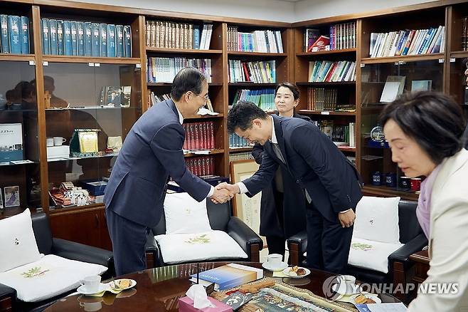 한덕수 대선 예비후보, 주일 맞이해 교회 찾아 (서울=연합뉴스) 대선 출마를 선언한 무소속 한덕수 예비후보가 일요일인 4일 예배 참석차 서울 종로구 종교교회를 찾아 전창희 담임 목사와 인사하고 있다. 2025.5.4 
    [한덕수 캠프 제공. 재판매 및 DB 금지] hkmpooh@yna.co.kr