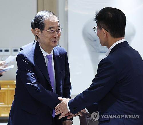 인사 나누는 한덕수·김문수 [연합뉴스 자료사진]