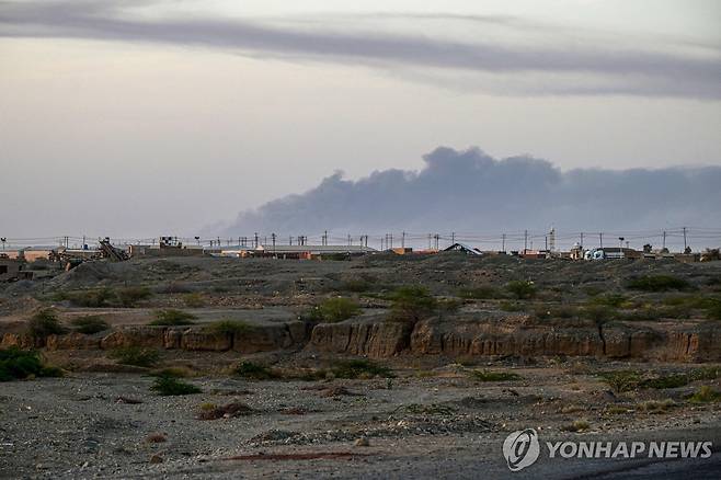 포트수단 비행장에서 연기 (포트수단 AFP=연합뉴스) 4일(현지시간) 수단 동부 해안도시 포트수단의 비행장에 연기가 피어오르고 있다. 2025.5.4 photo@yna.co.kr