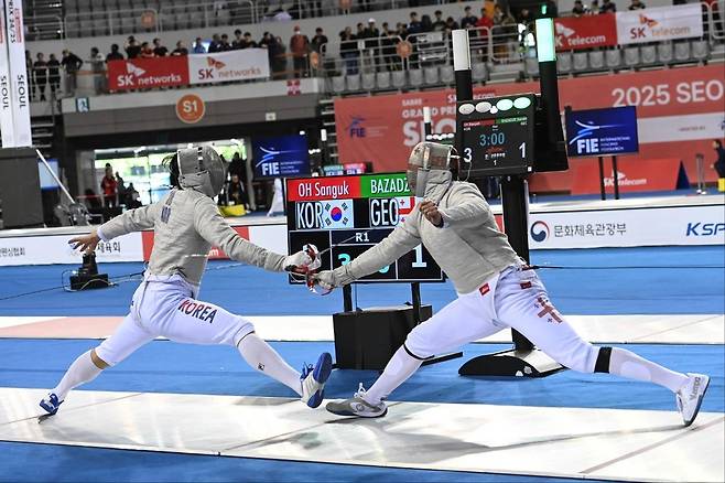 오상욱(왼쪽)과 바자제의 8강전 모습 [대한펜싱협회 제공. 재판매 및 DB 금지]