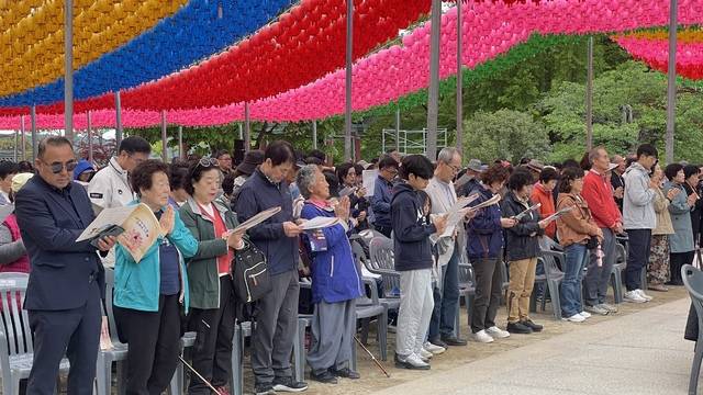 불기 2569년 부처님오신날이자 어린이날인 5월 5일을 맞아 김제 금산사를 찾은 불자들이 반야심경을 독송하고 있다. 전현아 기자