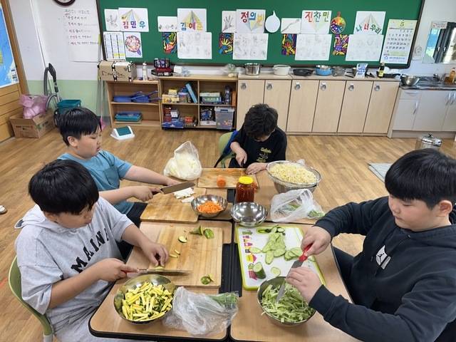 지난해 5학년이었던 김민우·김예준·정의빈·진찬민(가나다 순) 학생이 기부를 위해 음식 팔 준비를 하고 있다. 남원 이백초 제공