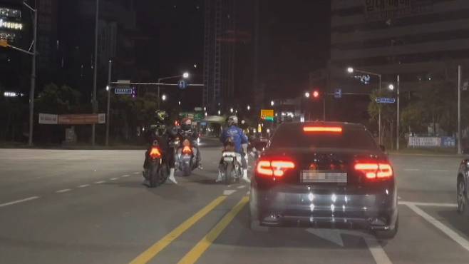 대구경찰이 지난 4일 오전 11시부터 오전 6시까지 야간 교통단속에 나섰다. 사진은 소규모 무리를 지어 다니는 오토바이의 모습. /대구경찰청 제공