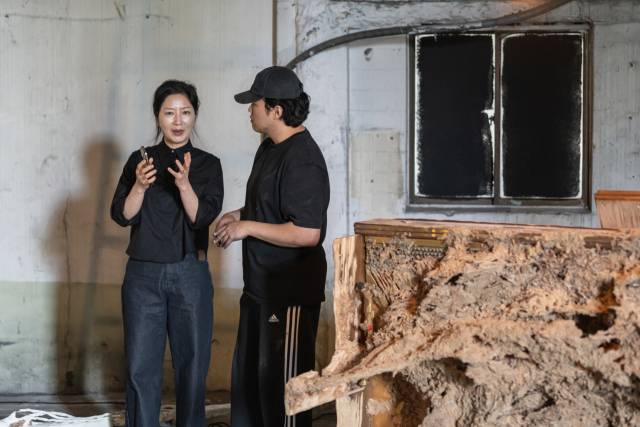 작품 설치 도중 권자하(오른쪽) 작가와 이야기 중인