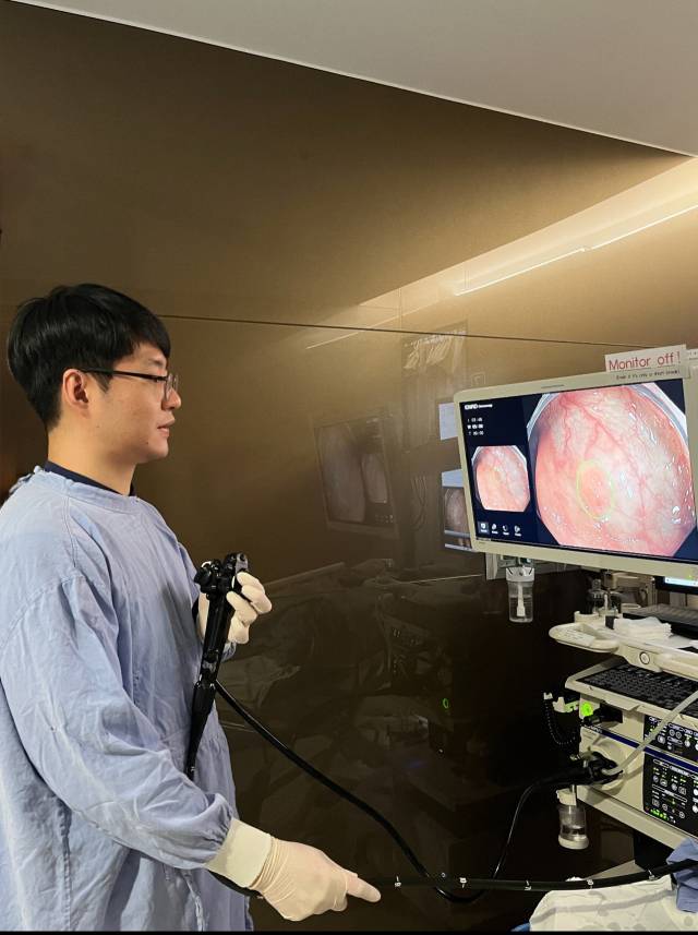 부산 속편한내과 정재원 원장이 AI 내시경을 이용해 찾기 힘든 대장 용종을 보다 쉽게 확인하고 있다. 속편한내과 제공