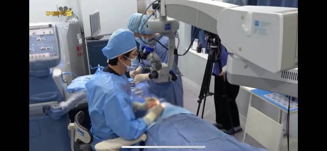 백내장 수술 후에 돋보기 없이 편안한 일상생활을 하고 싶다면 알티플러스 렌즈 삽입술을 받으면 된다. 사진은 눈시원안과 이현석 현장의 시술 장면. 눈시원안과의원 제공