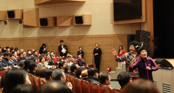 재단 출범식 축하공연 모습.