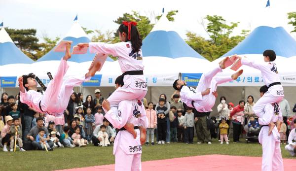'2025 경상북도 어린이날 큰잔치'가 5일 오전 경북도청 새마을 광장에서 펼쳐진 가운데 태권도 공연이 진행되고 있다. 정훈진 기자 jhj131@kyongbuk.com