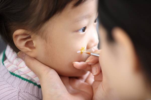 '2025 경상북도 어린이날 큰잔치'가 5일 오전 경북도청 새마을 광장에서 펼쳐진 가운데 어린이들이 페이스페인팅 체험을 하고 있다. 정훈진 기자 jhj131@kyongbuk.com