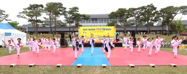 '2025 경상북도 어린이날 큰잔치'가 5일 오전 경북도청 새마을 광장에서 펼쳐진 가운데 태권도 공연이 진행되고 있다. 정훈진 기자 jhj131@kyongbuk.com