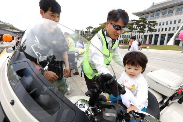 '2025 경상북도 어린이날 큰잔치'가 5일 오전 경북도청 새마을 광장에서 펼쳐진 가운데 어린이들이 경찰순찰차 체험을 하고 있다. 정훈진 기자 jhj131@kyongbuk.com