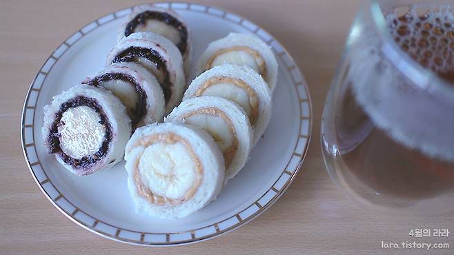 완성된 바나나식빵롤과 커피 한잔