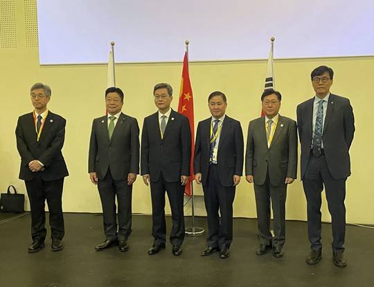 ▲사진 : [최지영 기획재정부 국제금융관리관, 이창용 한국은행 총재가 현지시각 4일 오전 이탈리아 밀라노에서 열린 한·일·중 재무장관·중앙은행 총재 회의에서 기념사진을 촬영하고 있는 모습. (출처 : 한국은행)]